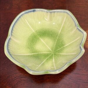 Green Leaf-Shaped Ceramic Bowl B25